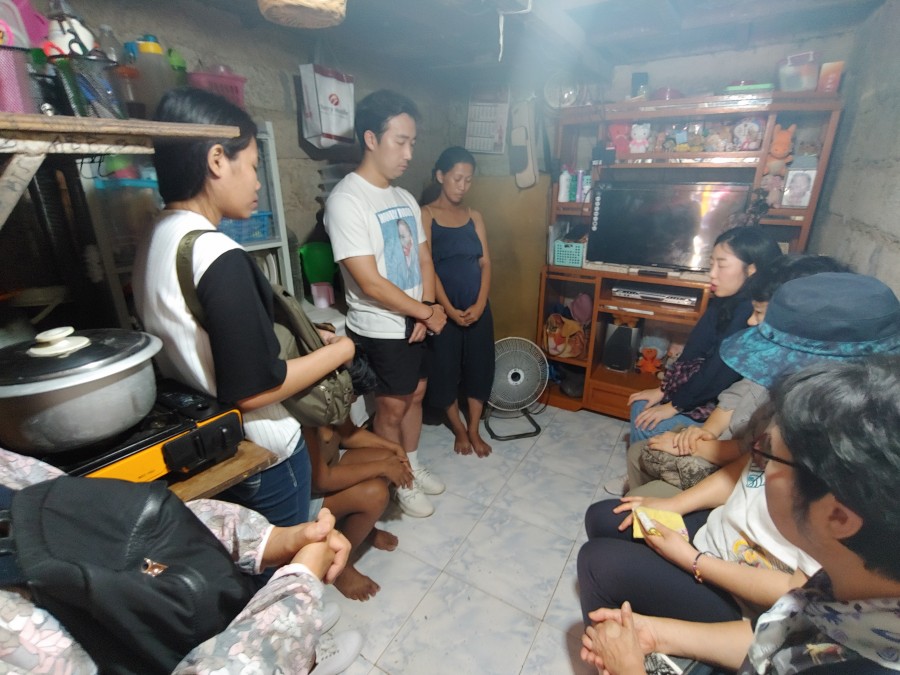 코피노 가정방문한 중앙연회원들.jpg