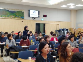 초기 감리회 여성사역자 강의시간에 나눔을 하는 기본반 참여자.jpg